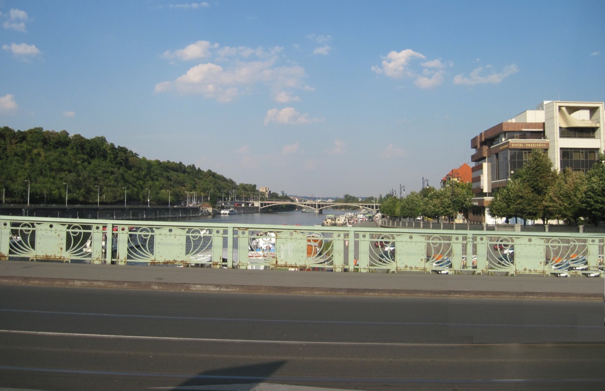 35-Praga- Panoramica del fiume